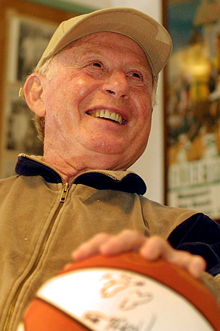 Red Klotz, no ha sido siempre un perdedor. Jugaba como guardia con los Baltimore Bullets cuando ganaron el título de la NBA en 1948