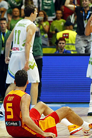 ¿Imagen premonitoria? Nachbar celebra una jugada con un Rudy Fernández que luce abatido, caído por los suelos